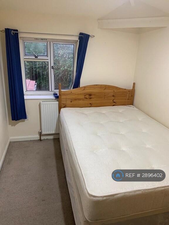 5 bedroom semi-detached house for rent