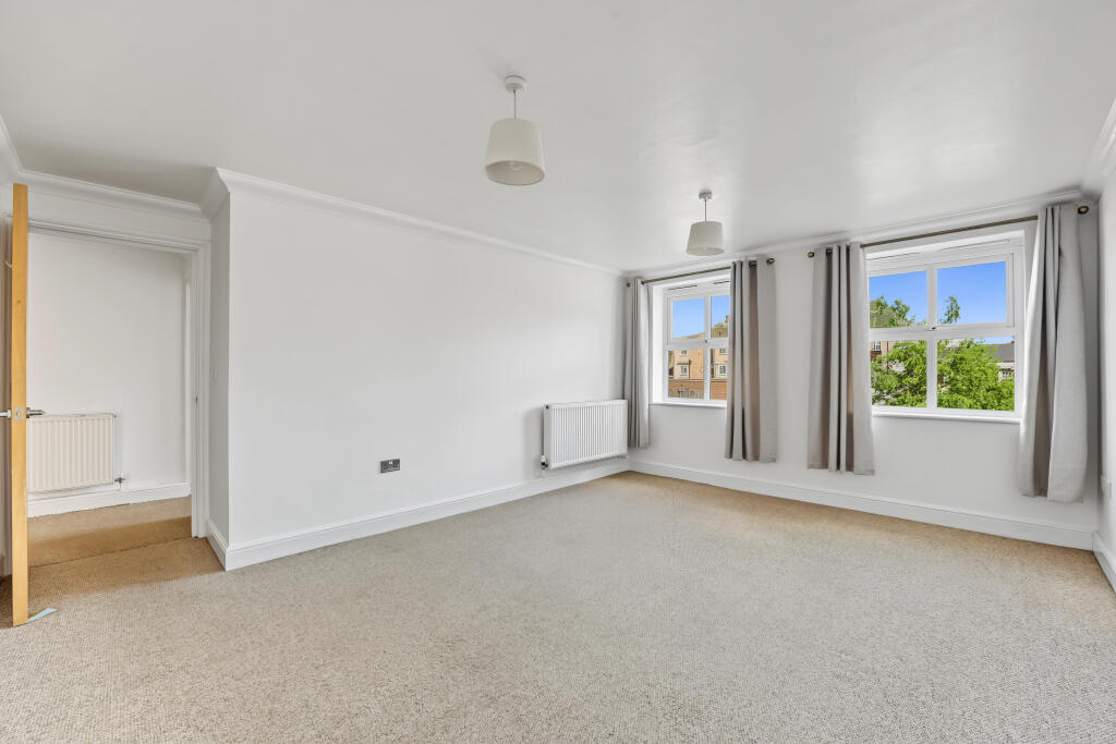 Apartment in Stevenage, Hertfordshire - View 5
