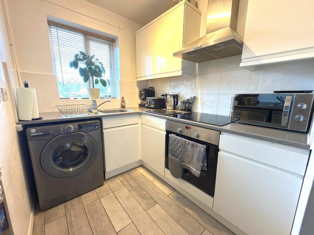 Rookery Drive, Bushmead, Luton, Bedfordshire, LU2 7FG photo 2