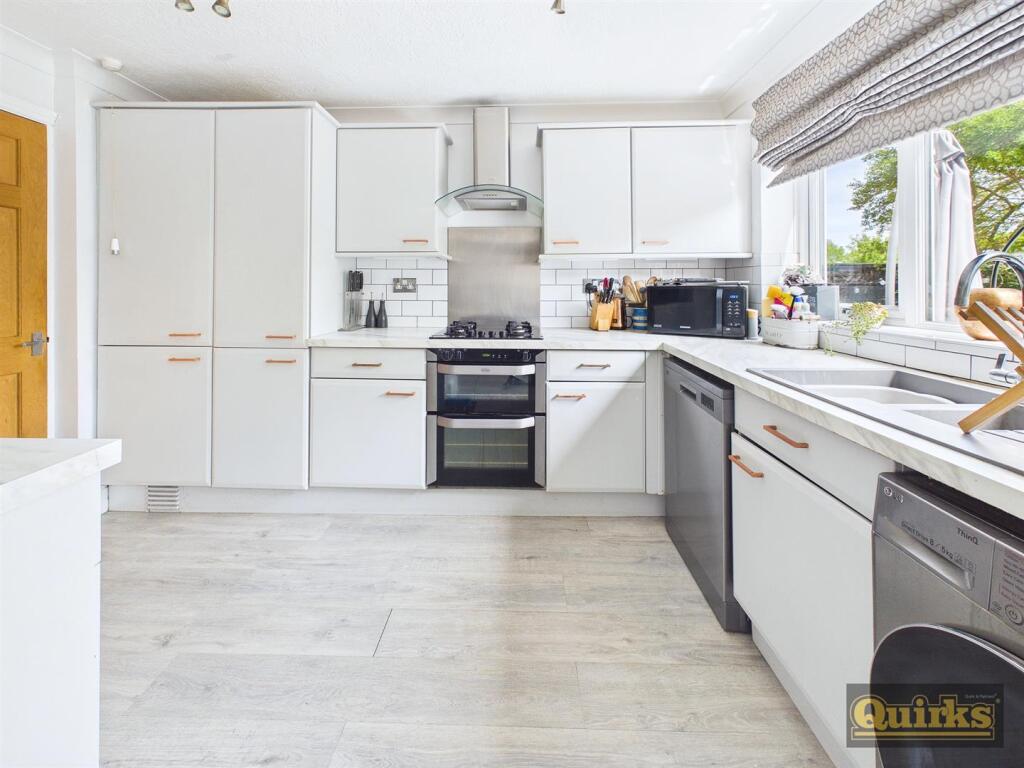 Swan Lane, Runwell, Wickford photo 4