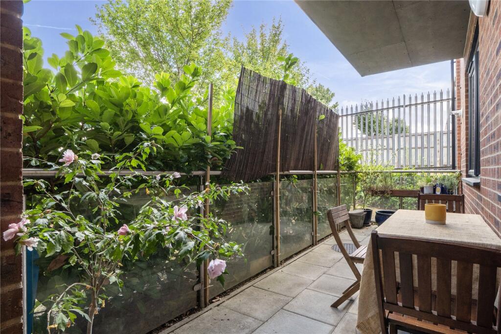 Apartment in London, Forestdale - View 2