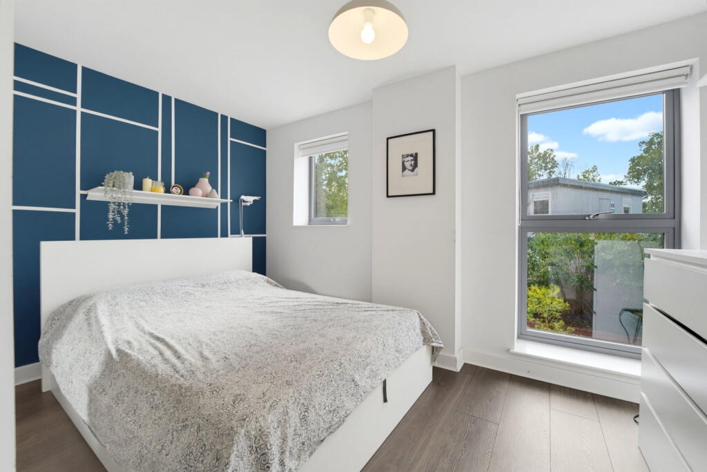 Apartment in Walton-on-Thames, Surrey - More