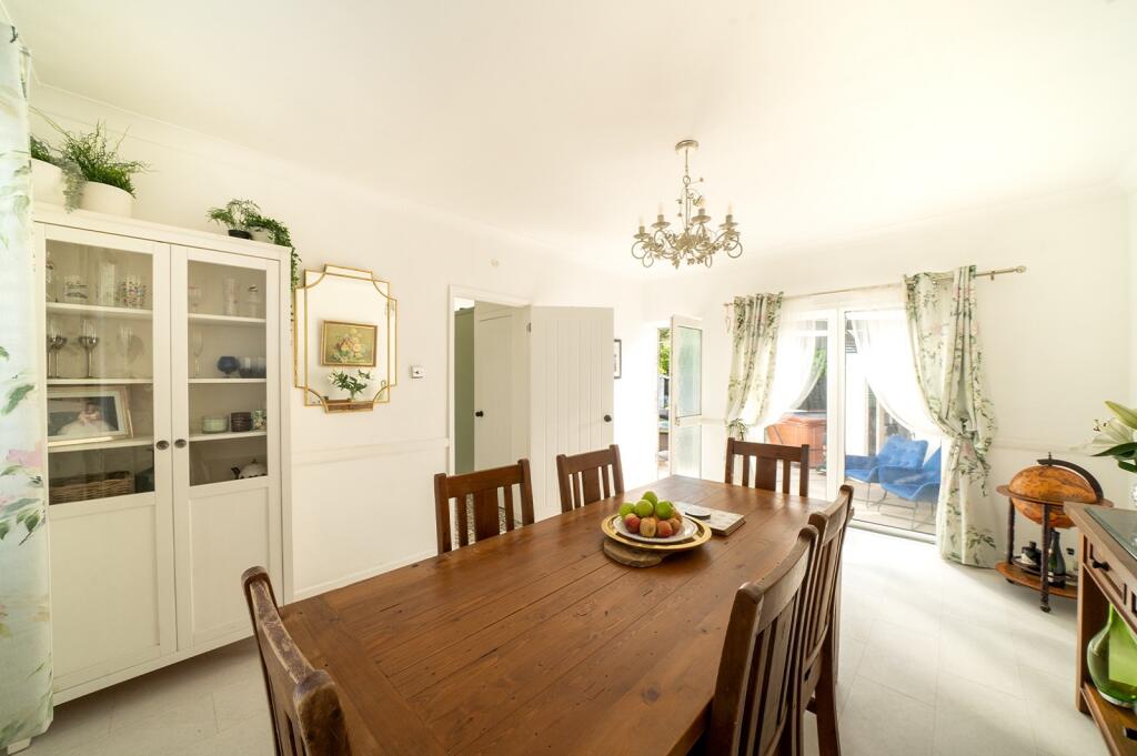 84a Redlands Road, Penarth, The Vale Of Glamorgan. CF64 2WL - More