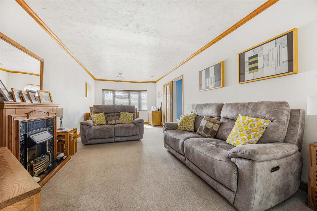 House in Slough, Cippenham - View 3