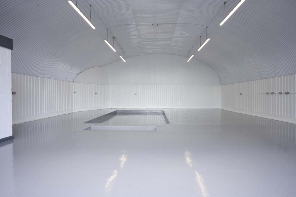 An empty arch with white lining