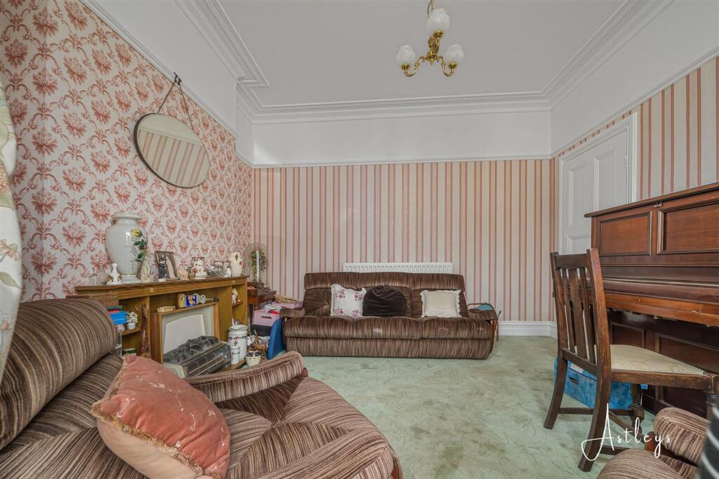 House in Mumbles, Oystermouth - More