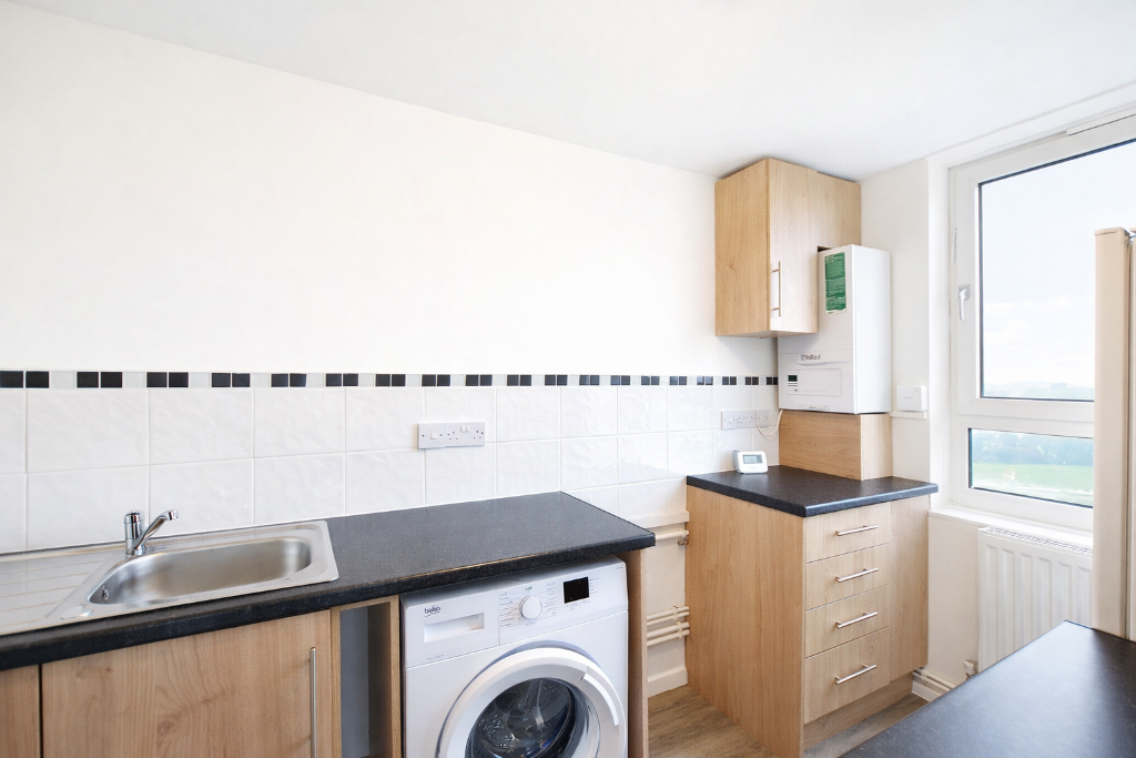 Apartment in Harlow, Brays Grove - View 3