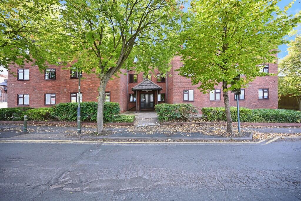 1-bed flat on St Andrews Court, Wood Street, Rugby, £79,950