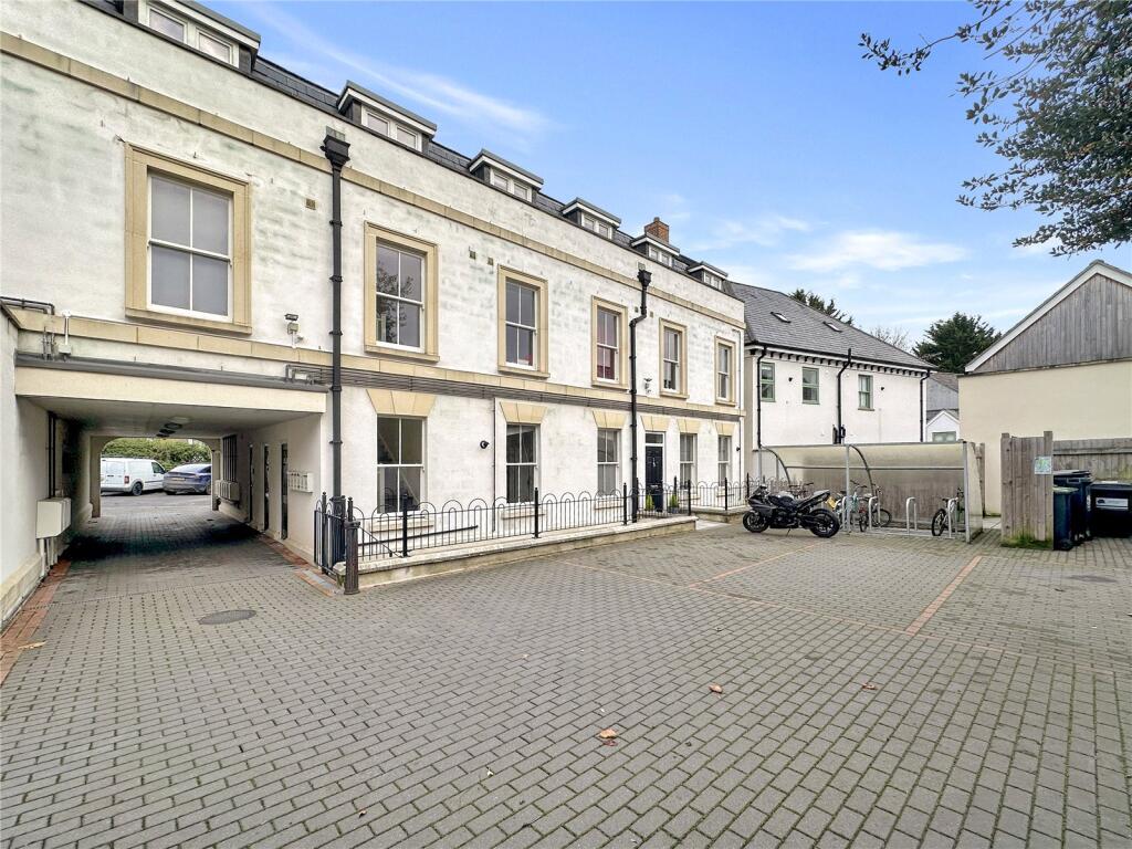 2-bed flat on Oakfield Street, Blandford Forum, Dorset, DT11, £230,000
