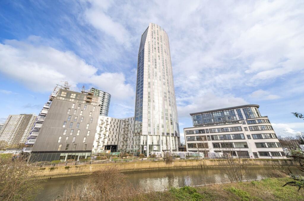 Main image of property: 158 High Street, London, E15