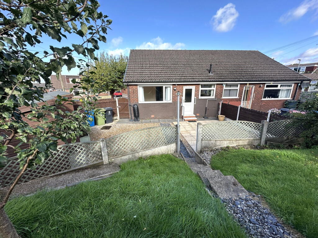 10 Clifton Crescent, Royton, Oldham, OL2 6JF photo 2