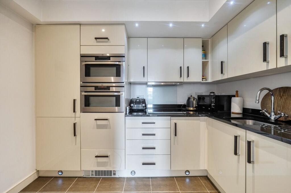 Apartment in Tunbridge Wells, Kent - View 4