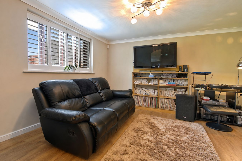 Apartment in Southend-on-Sea - View 2