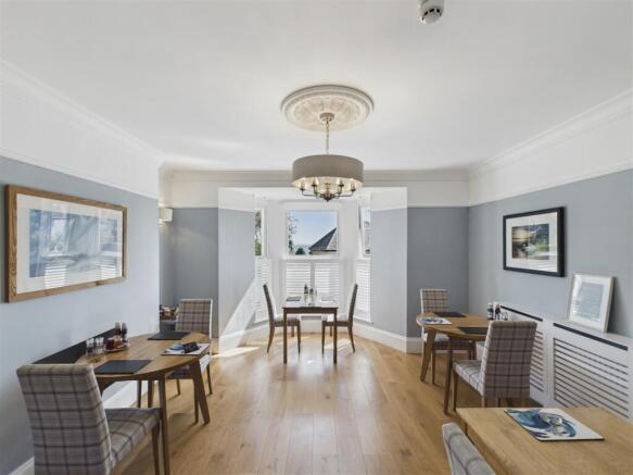 Dining Room / Bar