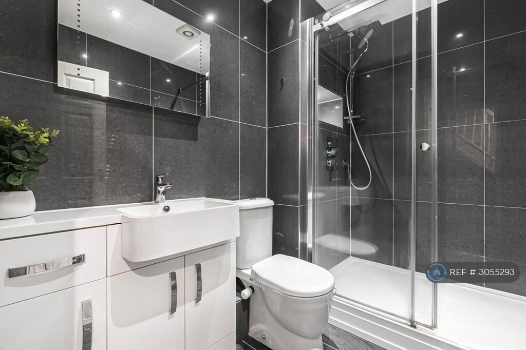 House in Slough, Colnbrook with Poyle - More