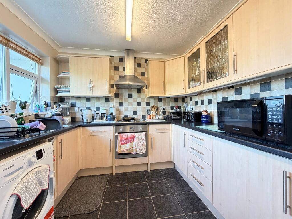 Farmlands Close, POLEGATE photo 5