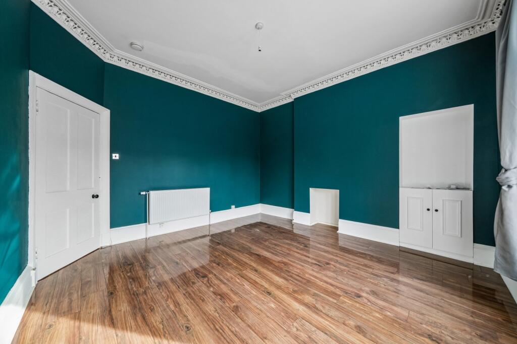 Apartment in Clarkston, Clarkston High Street, Stamperland - More