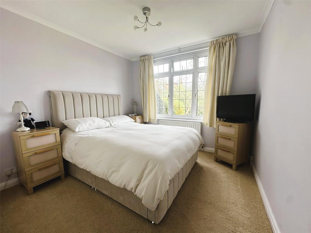 Waverley Road, Farnborough, Hampshire, GU14 - View 4