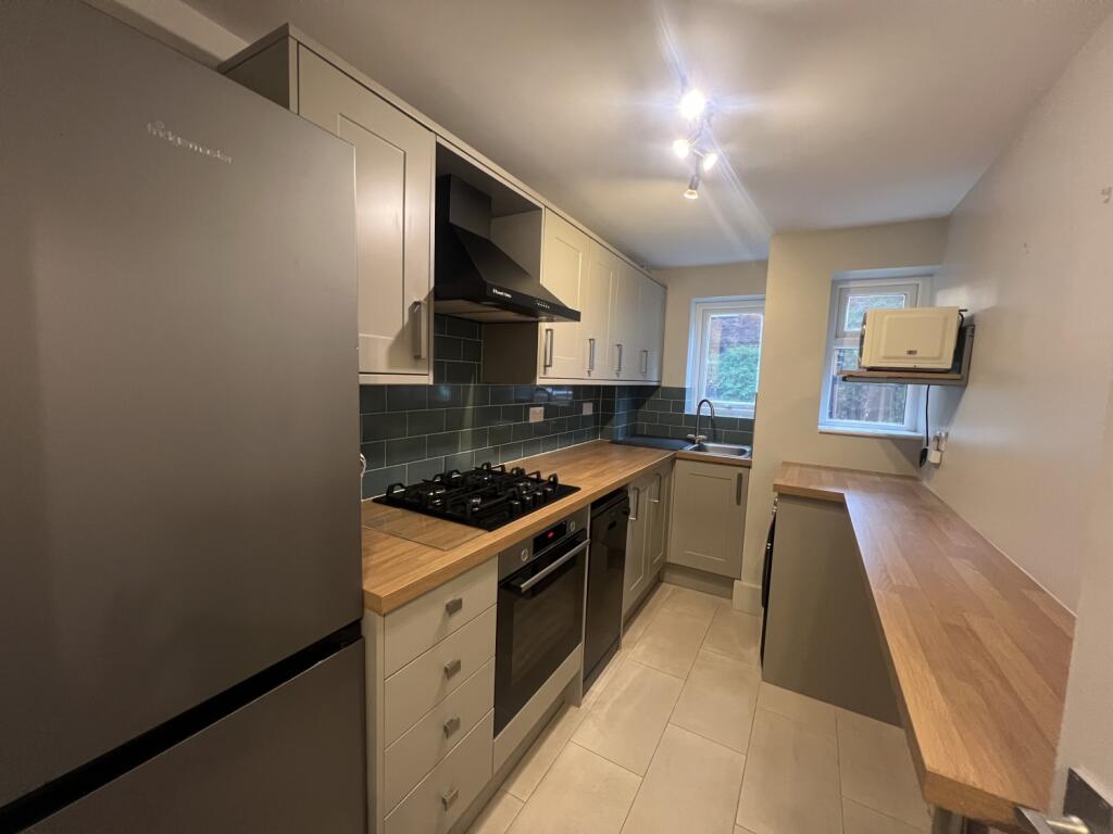 Apartment in London, Hampton Hill - View 3