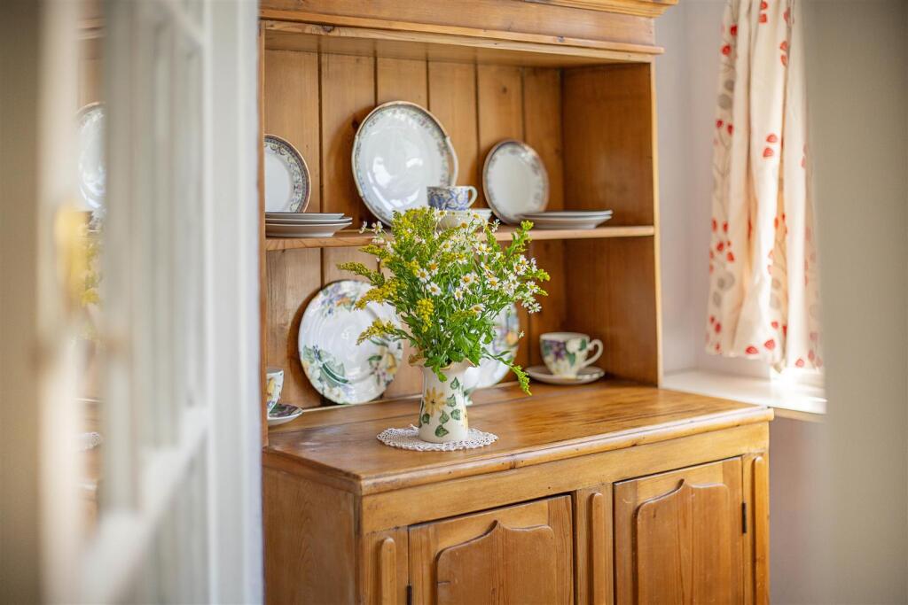House in Elmbridge, Long Ditton - More