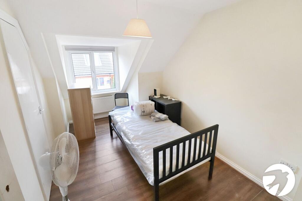 Teasel Crescent, London, SE28 photo 4