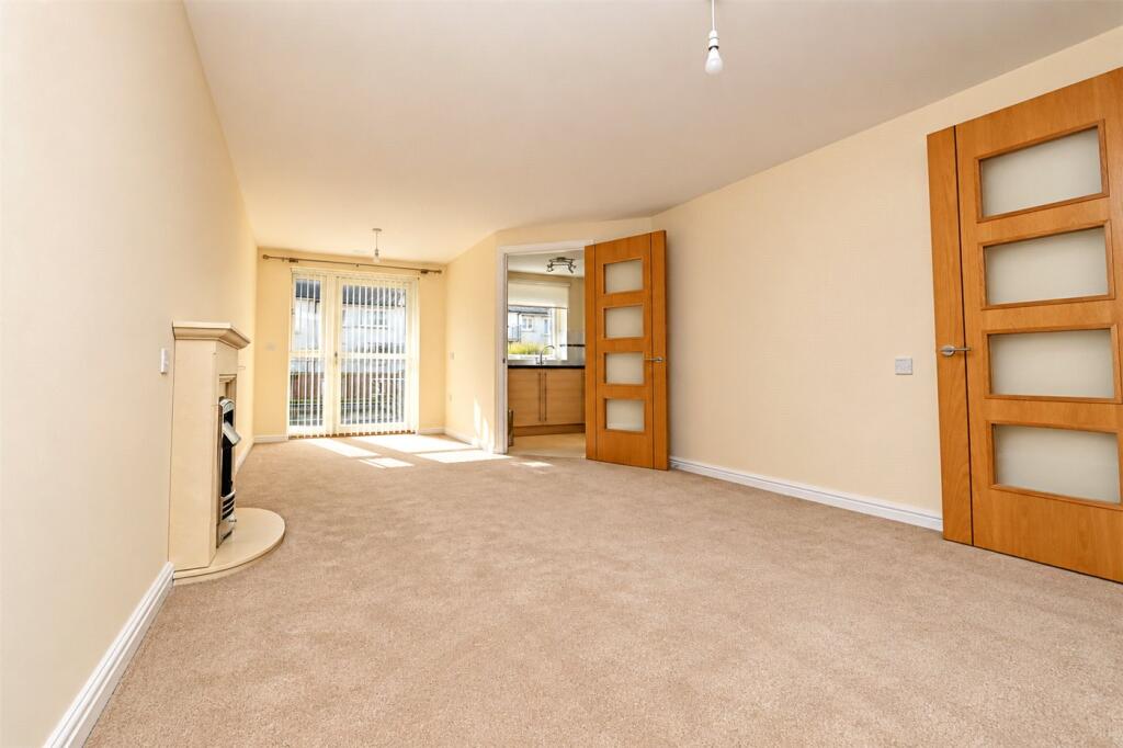 Apartment in Basingstoke and Deane, Kings Furlong - View 3
