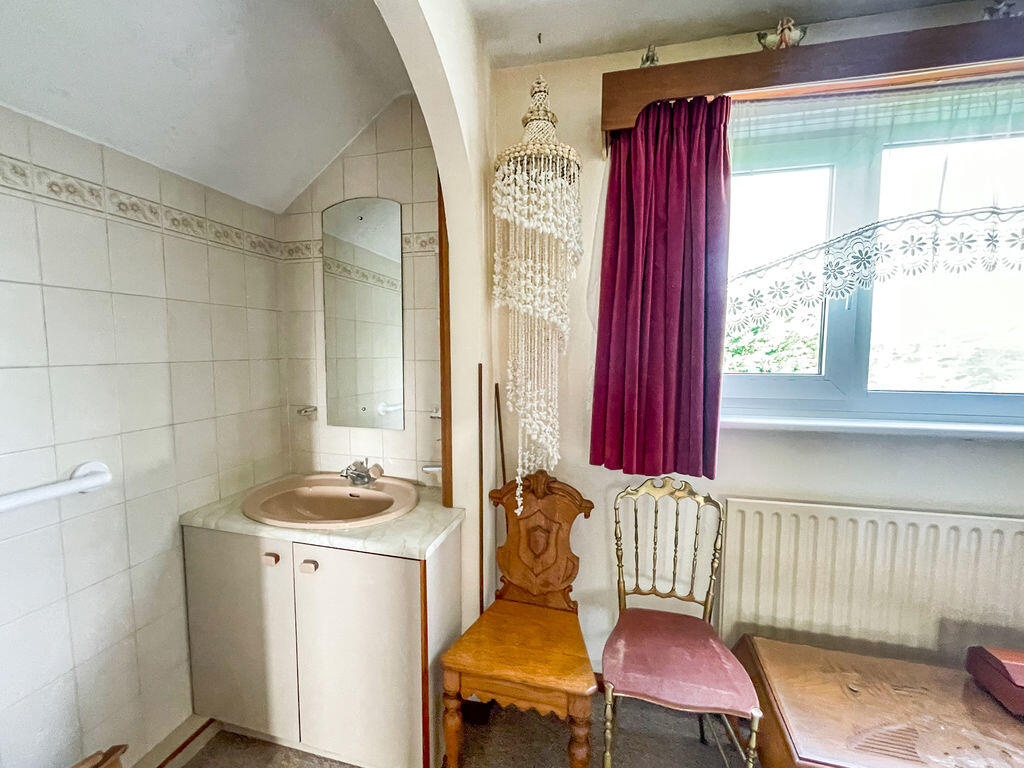 House in Eastleigh, Hedge End - More
