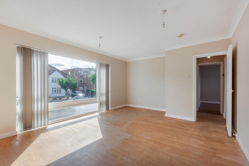 Apartment in London, Albany Park - View 2