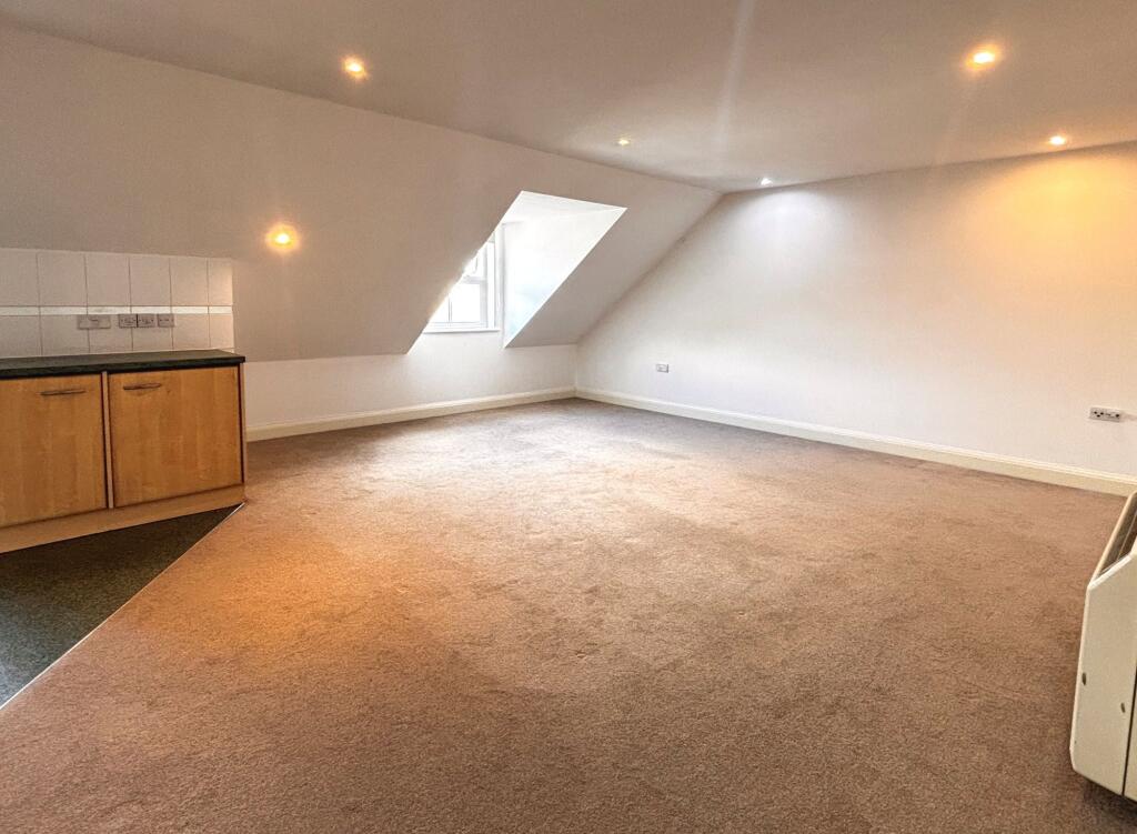Apartment in Gloucester, Gloucestershire - View 4
