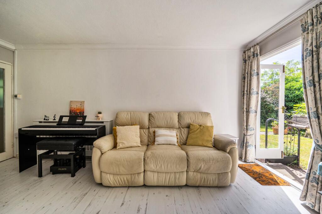 Apartment in London, Ham - View 4