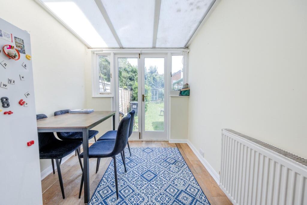 Apartment in Southend-on-Sea - More