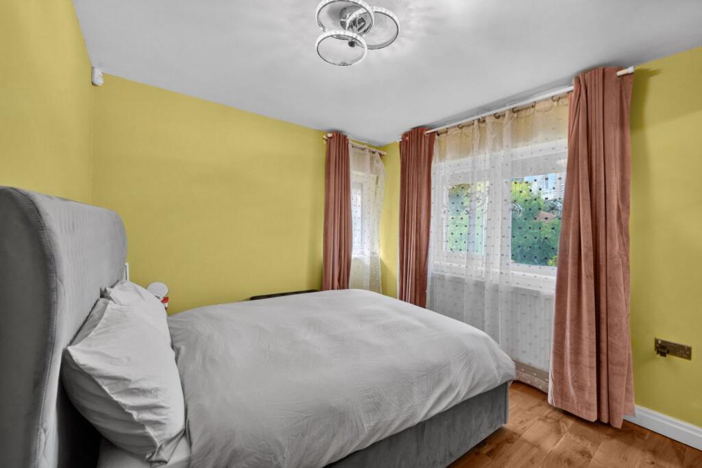 House in London, Manchester Estate, Isle of Dogs - More
