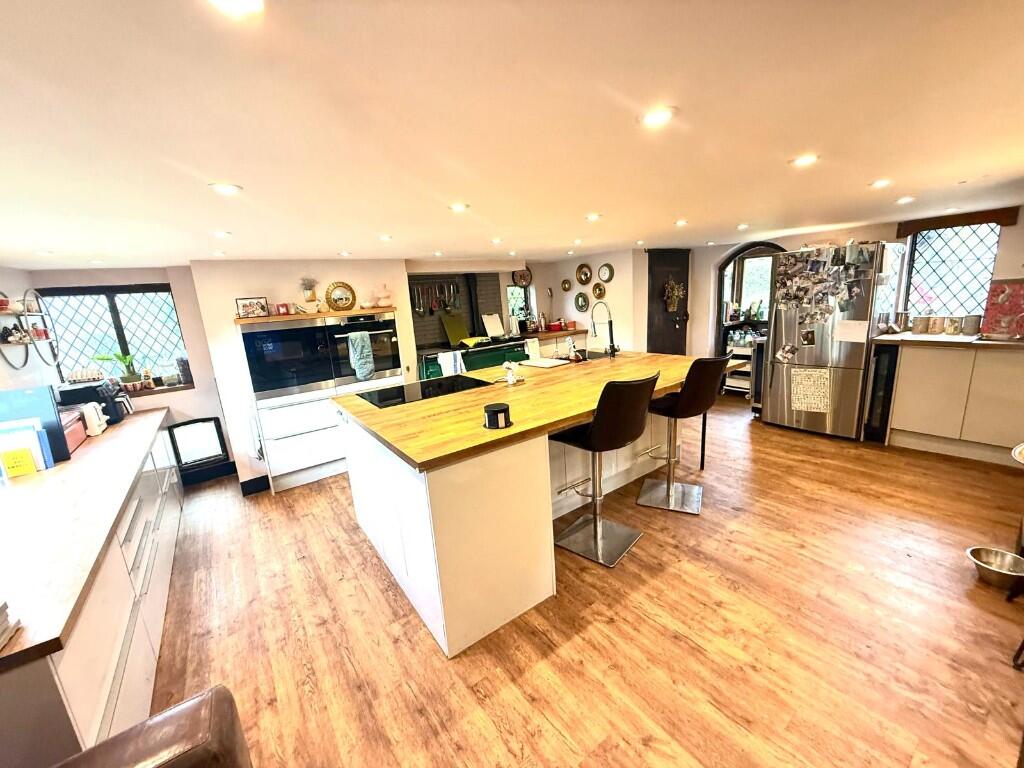 6 bedroom grade II listed home at Lock Path, SL4 photo 4