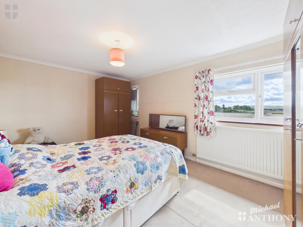 House in Hemel Hempstead, Stone with Bishopstone and Hartwell - View 4