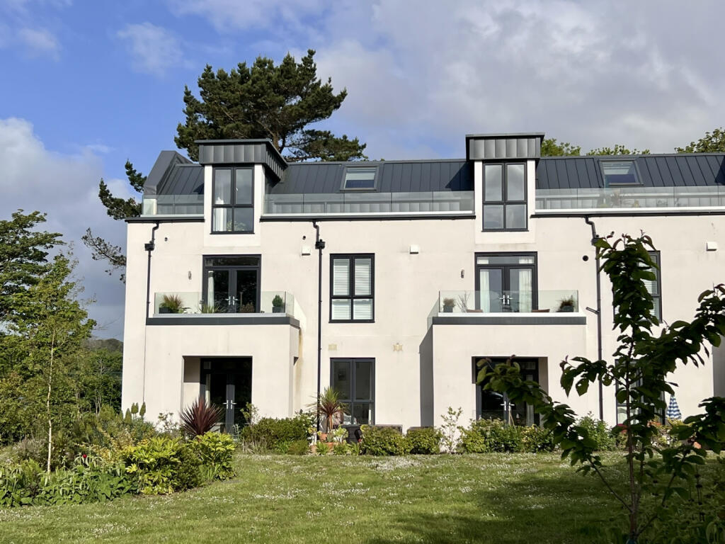 3-bed flat on Centenary Way, Penzance, TR18 2FX, £375,000