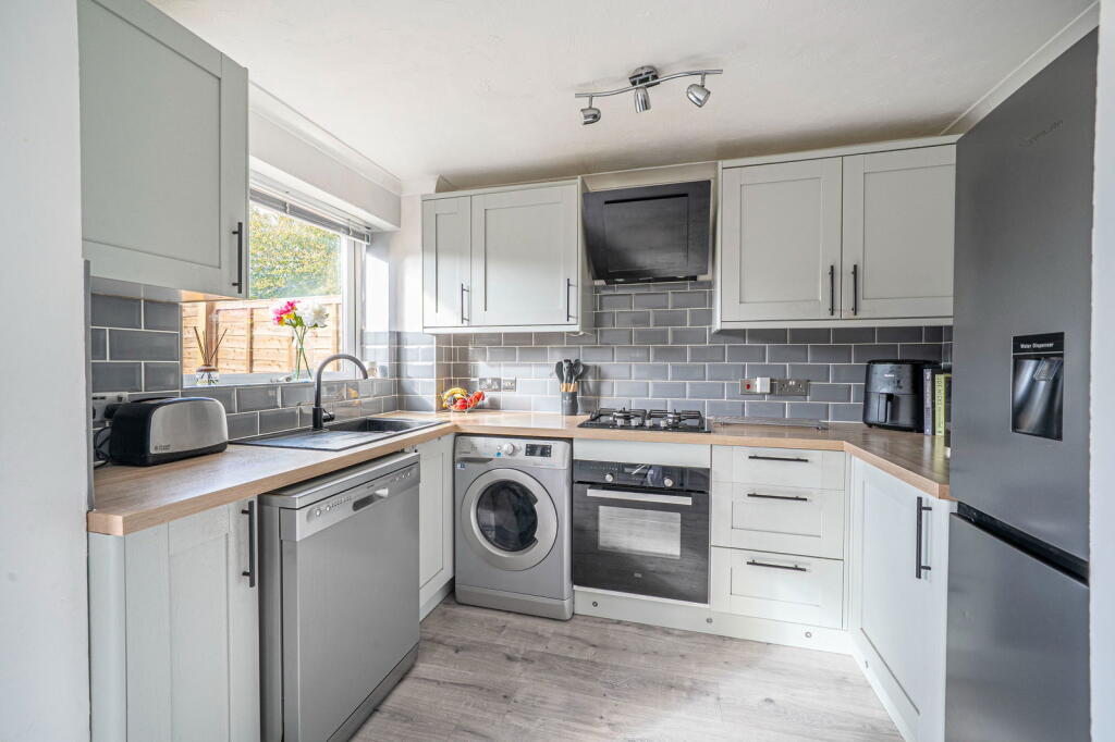 Arran Close, Oakley RG23 7LG photo 3