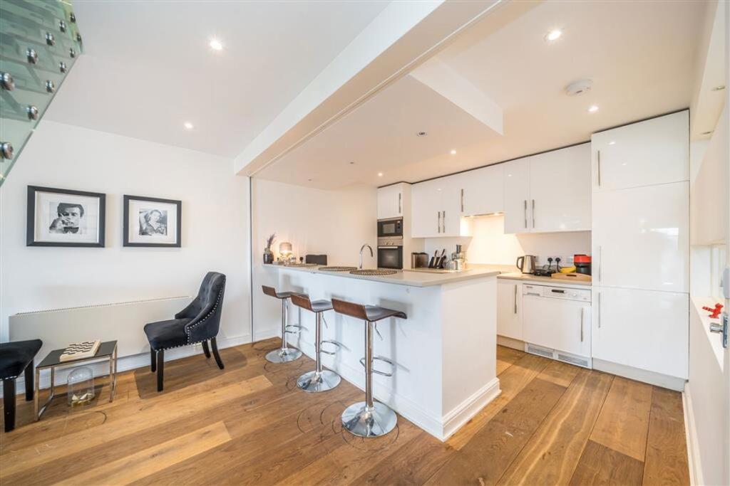 Lancaster Gate, Hyde Park photo 4