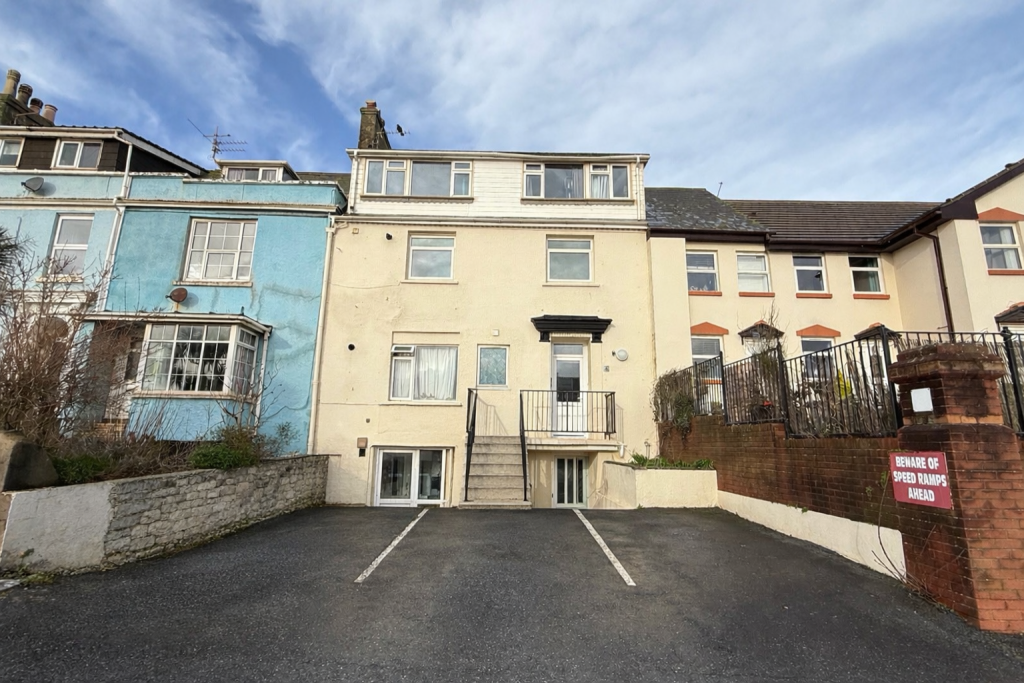 Main image of property: Flat 3, 8 West Cliff, Dawlish, Devon EX7 9DN