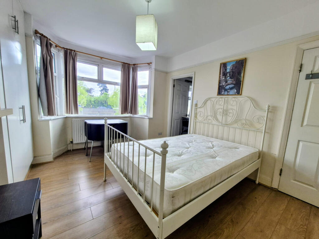 Main image of property: North Circular Road, N13