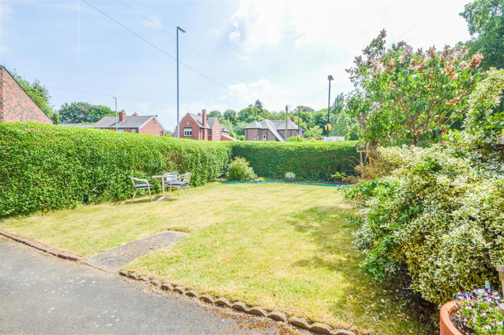 House in Wakefield, Lofthouse - View 2