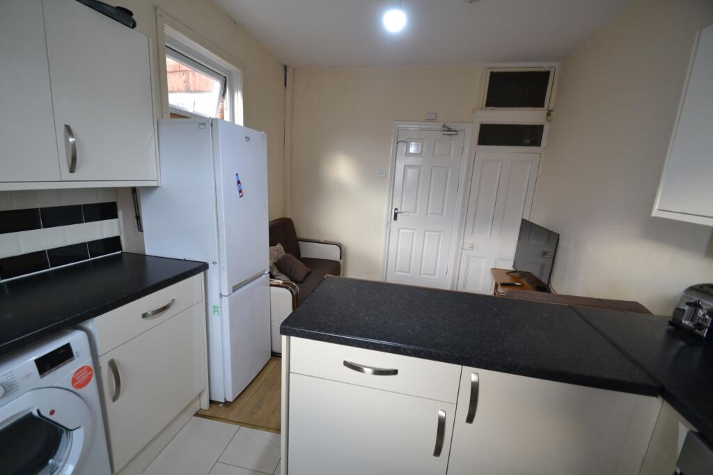 1 bedroom house share for rent