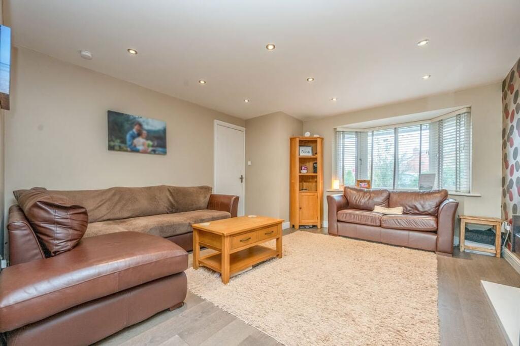 House in Hollywood, Wythall - More