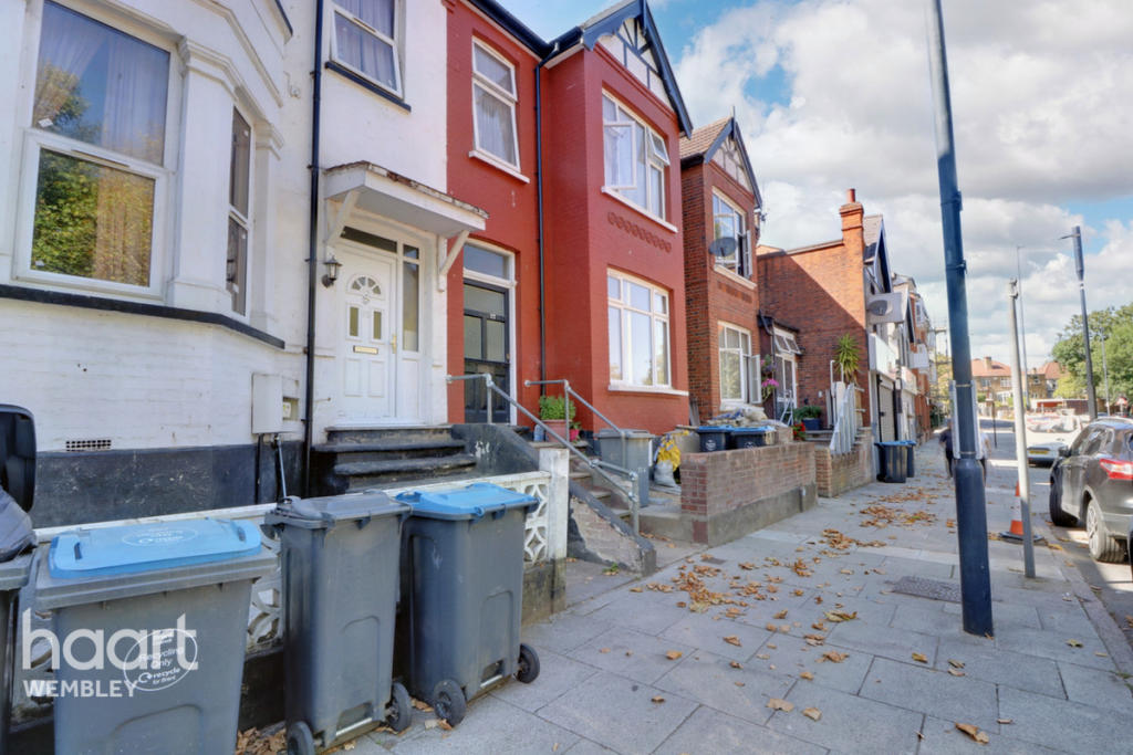 2-bed flat on Wembley Hill Road, Wembley, £375,000