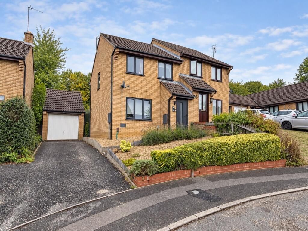 3-bed semi-detached on Hawkridge, Northampton, NN4, £280,000
