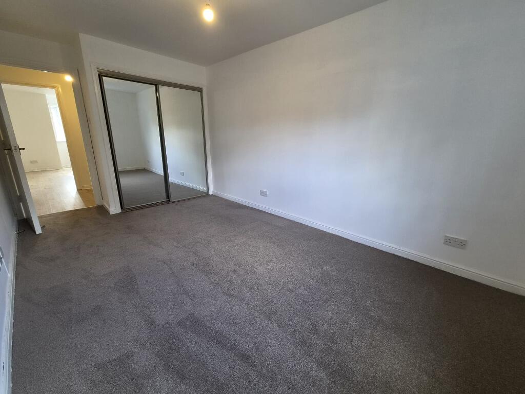 Apartment in Paisley, Renfrewshire - More