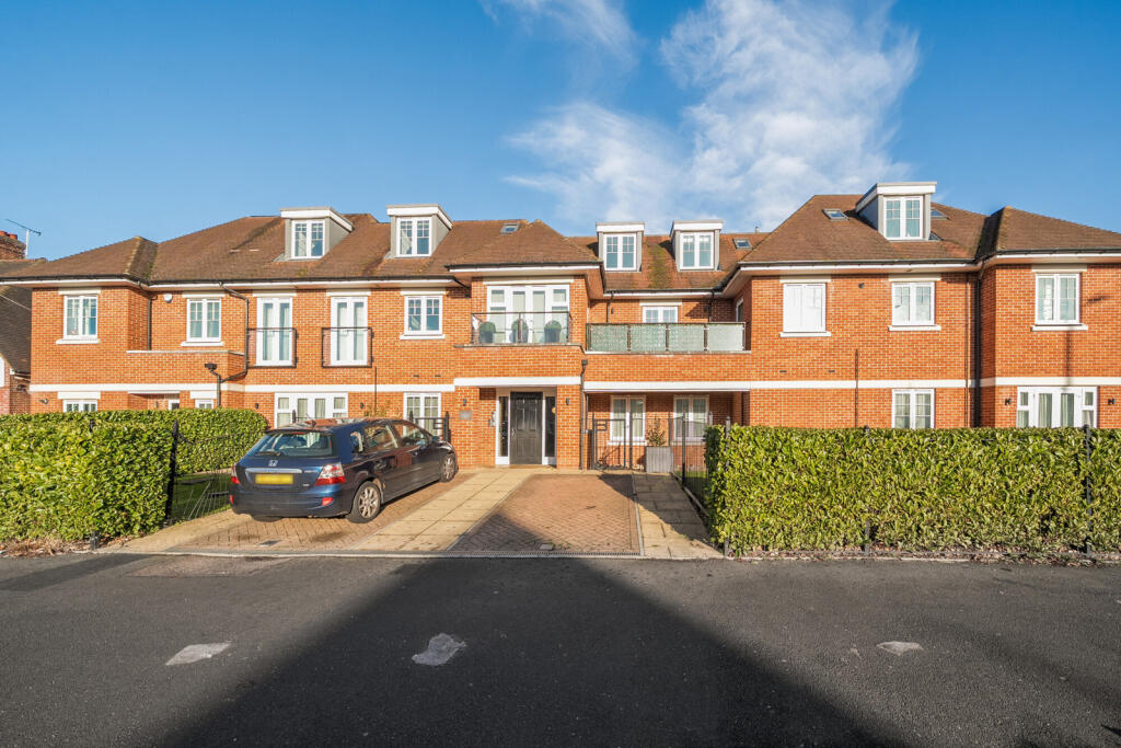 2-bed apartment on Whitchurch Lane, Edgware, £500,000