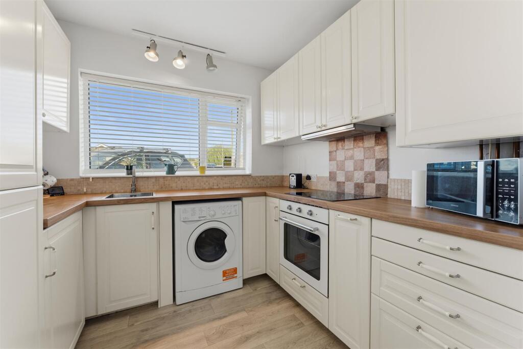 House in Northampton, Burton Latimer - More