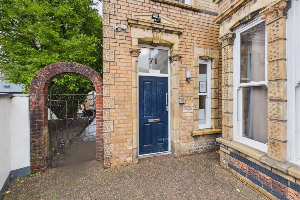 House in Bristol, Stokes Croft, Montpelier - More