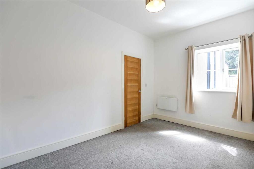 Apartment in Kettering, Burton Latimer - View 4