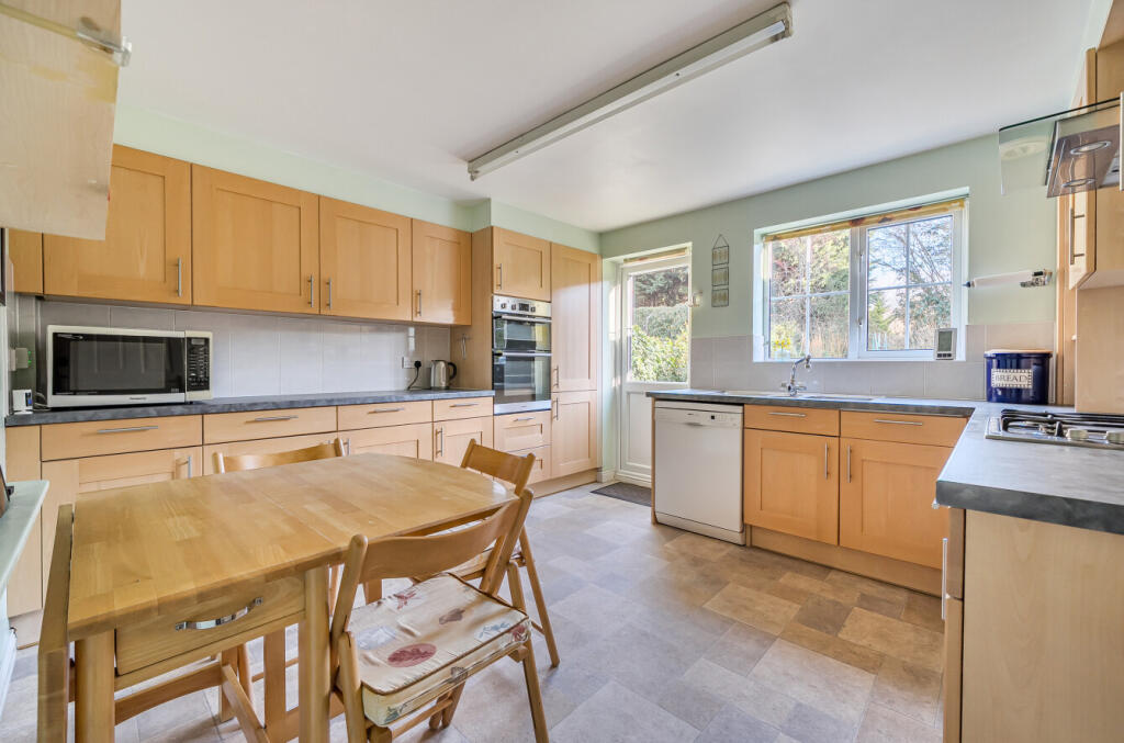 Barrington Way, Reading, Berkshire photo 4